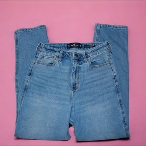 Hollister Curvy Ultra High-Rise Mom Jean